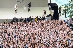 詹姆斯中国行成都站完整原声录像：全场高呼LBJ 詹姆斯冒雨互动