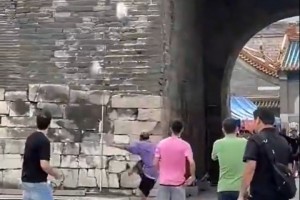 有无吧友偶遇⚽亚马尔来到长城挑战高空停球，一个大脚把鞋踢飞